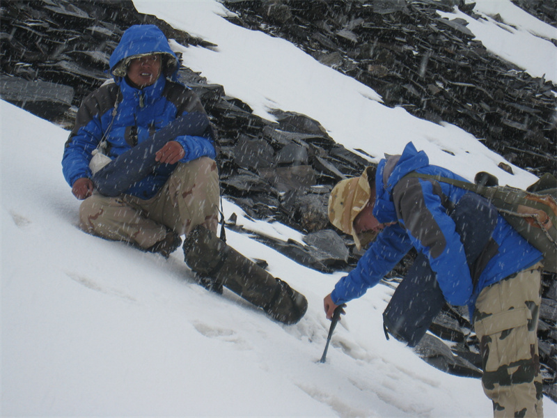 青海區域地質調查翻越雪山間歇